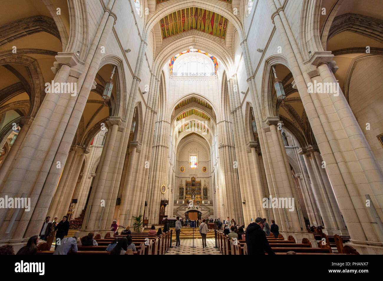 Interno della cattedrale di Almudena (Catedral de la Almudena), Madrid. Spagna Foto Stock