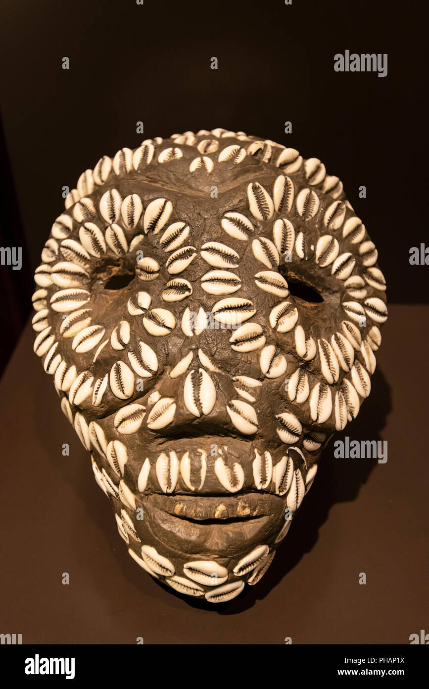 Maschera rituale con cowries (cauris). Cauris sono stati utilizzati come denaro in Africa e in Asia fino al XIX secolo. Museo Arqueologico Nacional (Nazionale Arche Foto Stock