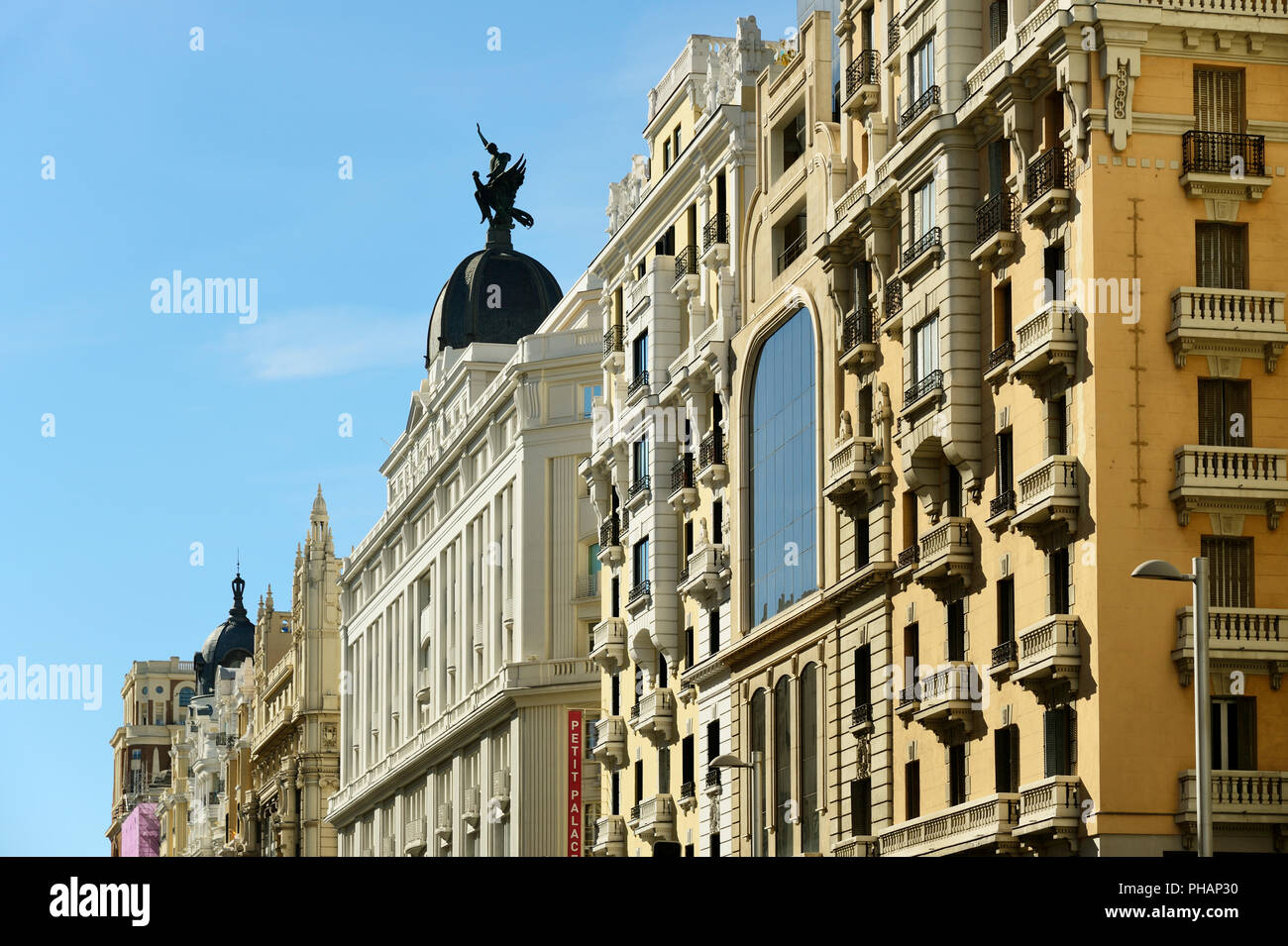 La Gran Via, il centro cittadino di viale principale con gli edifici dei primi del novecento. Madrid, Spagna Foto Stock