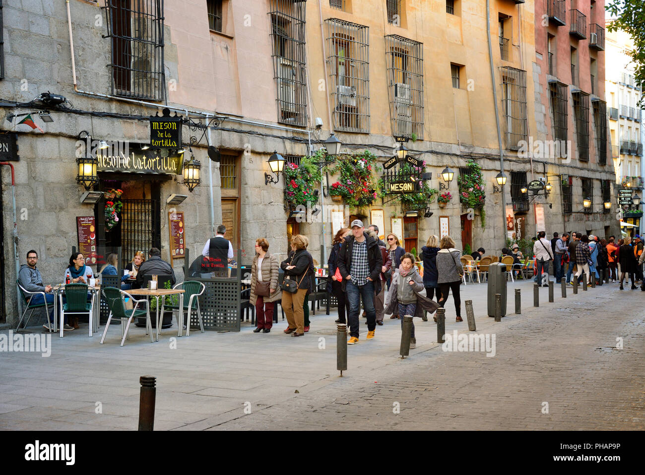 Calle Cava de San Miguel in serata, dove le persone possono trovare un sacco di ristoranti. Madrid, Spagna Foto Stock