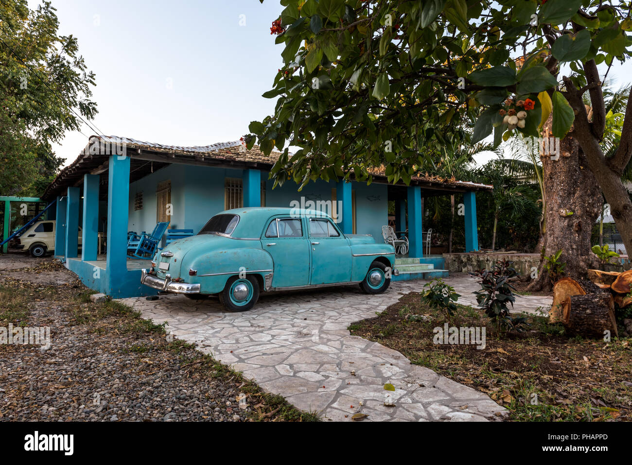 Vintage auto blu nella parte anteriore di tipica casa cubana in Trinidad, Cuba. Foto Stock