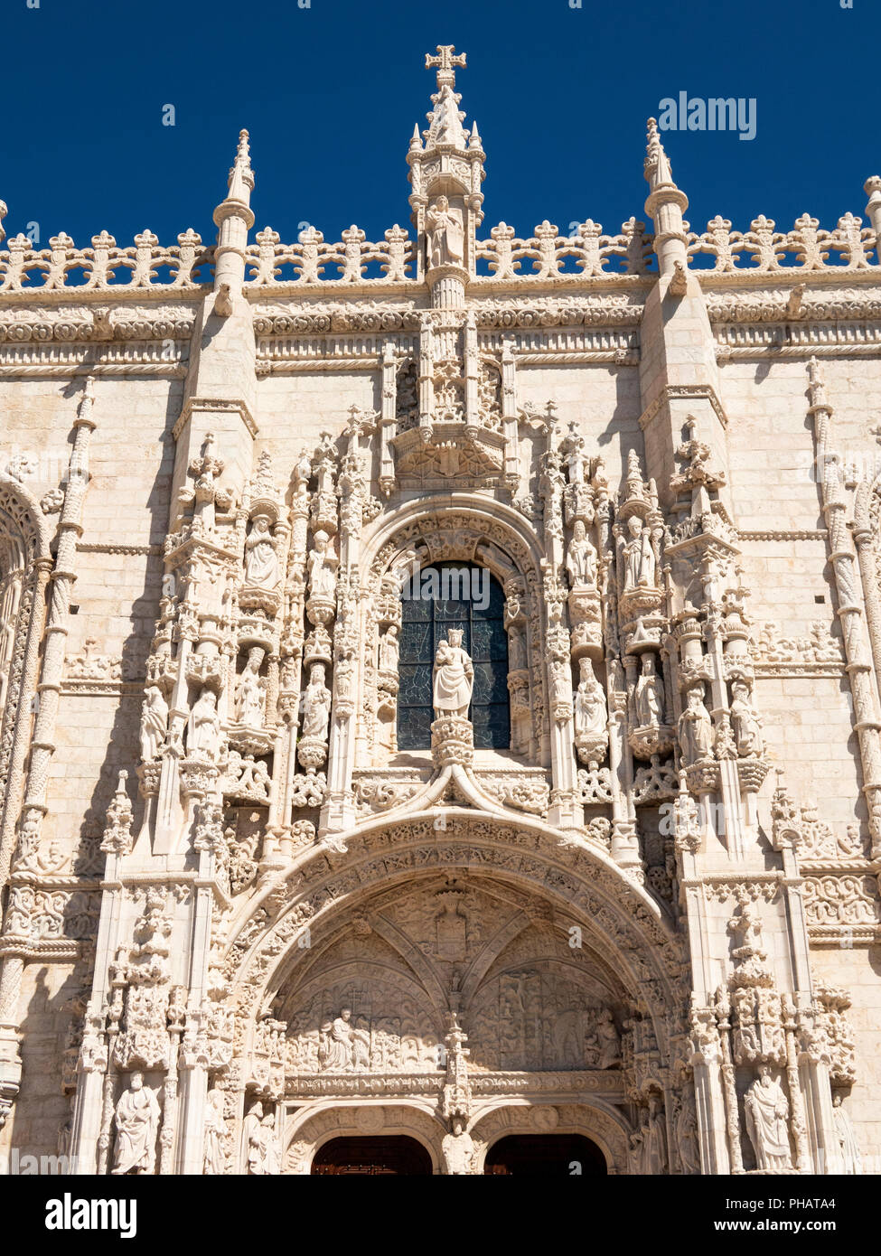 Il Portogallo, Lisbona, Belem, Monastario dos Jeronimos, statue di santi intorno ornato porta del monastero Foto Stock