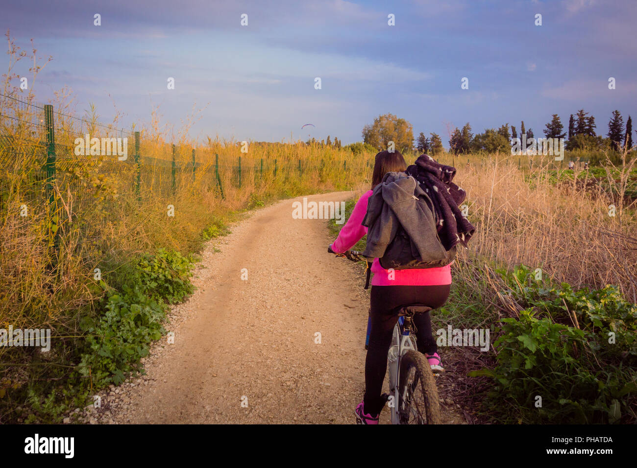 La donna in sella ad una bicicletta in campagna Foto Stock