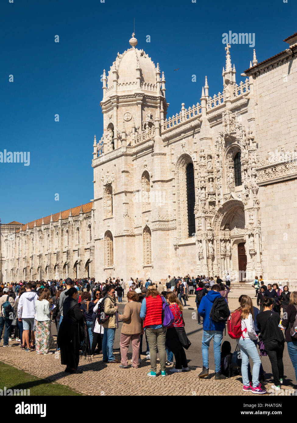 Il Portogallo, Lisbona, Belem, Monastario dos Jeronimos, il monastero, coda di visitatori in attesa di entrare Foto Stock
