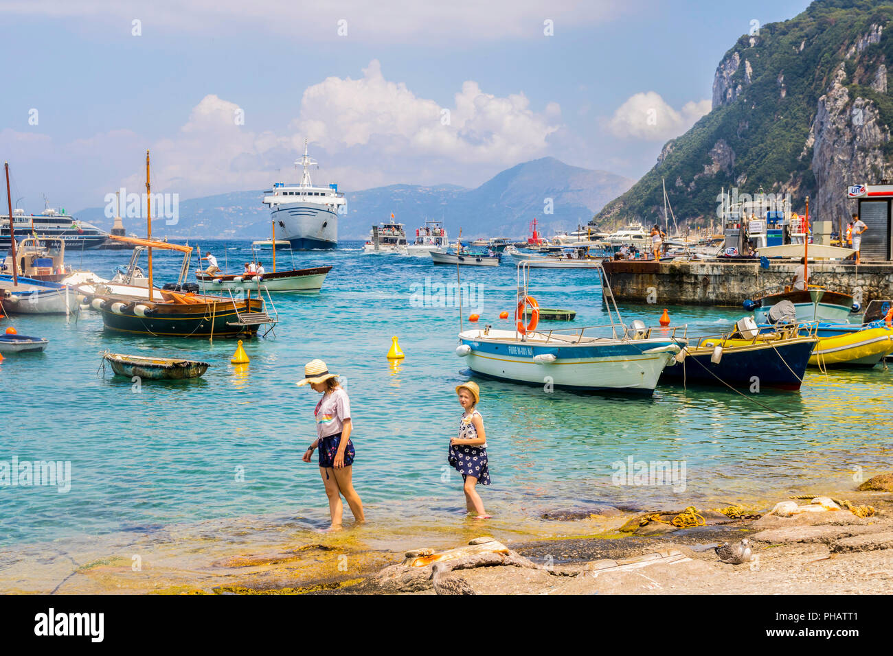 Porto di Capri, Marina Grande Isola di Capri Italia meraviglioso stile di vita migliore, capri barche vacanza spiaggia barche sole, costiera amalfitana Capri barche Foto Stock