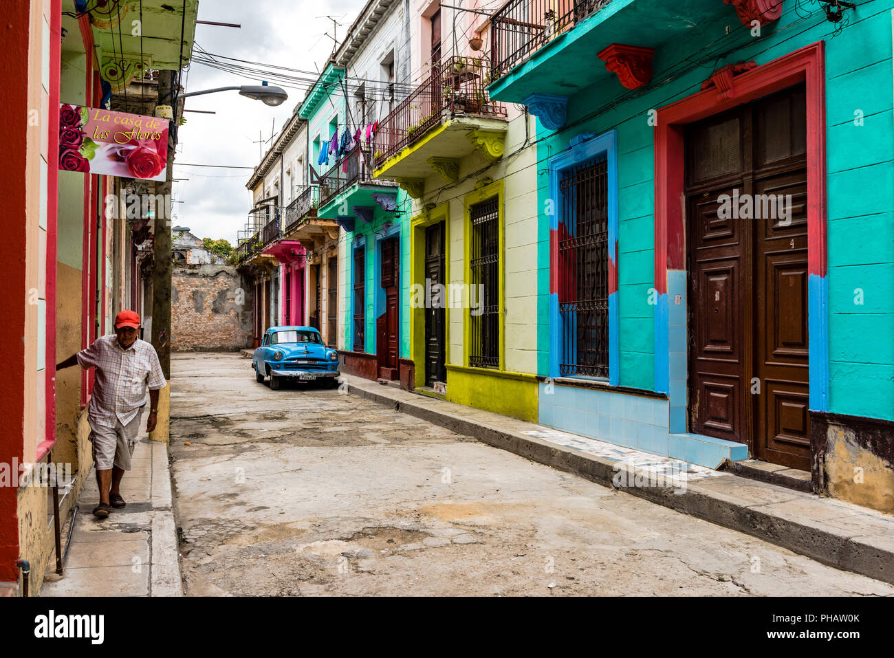 Fila di vividamente dipinte di edifici coloniali in Old Havana, Cuba. Foto Stock