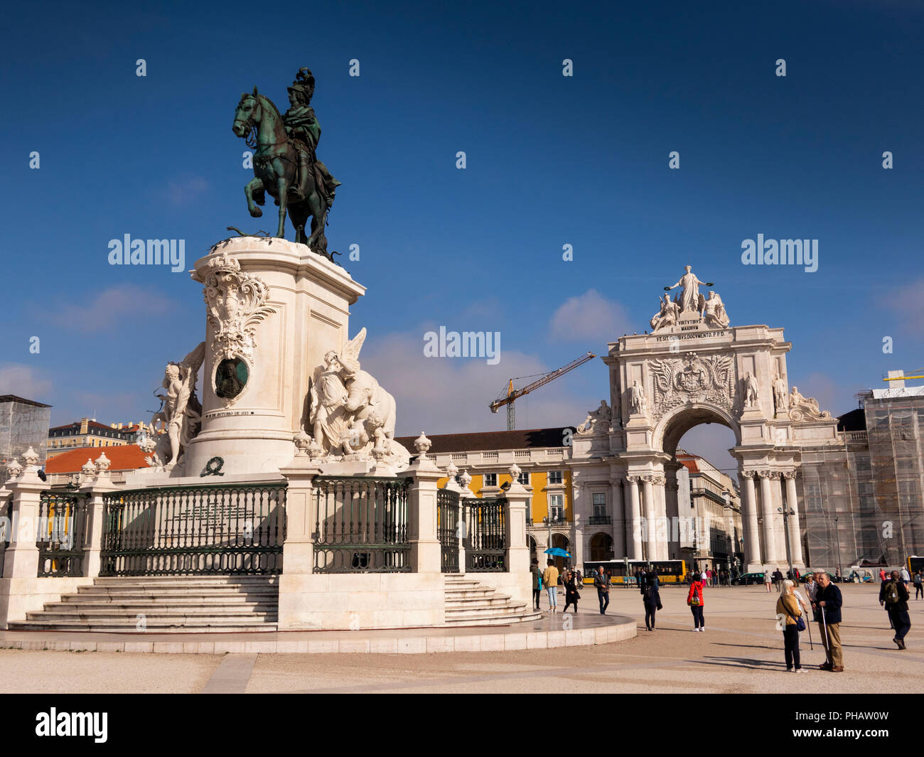 Il Portogallo, Lisbona, Praco de Comecio, statua di Dom José I nel centro della piazza verso la Rua Augusta Arch Foto Stock
