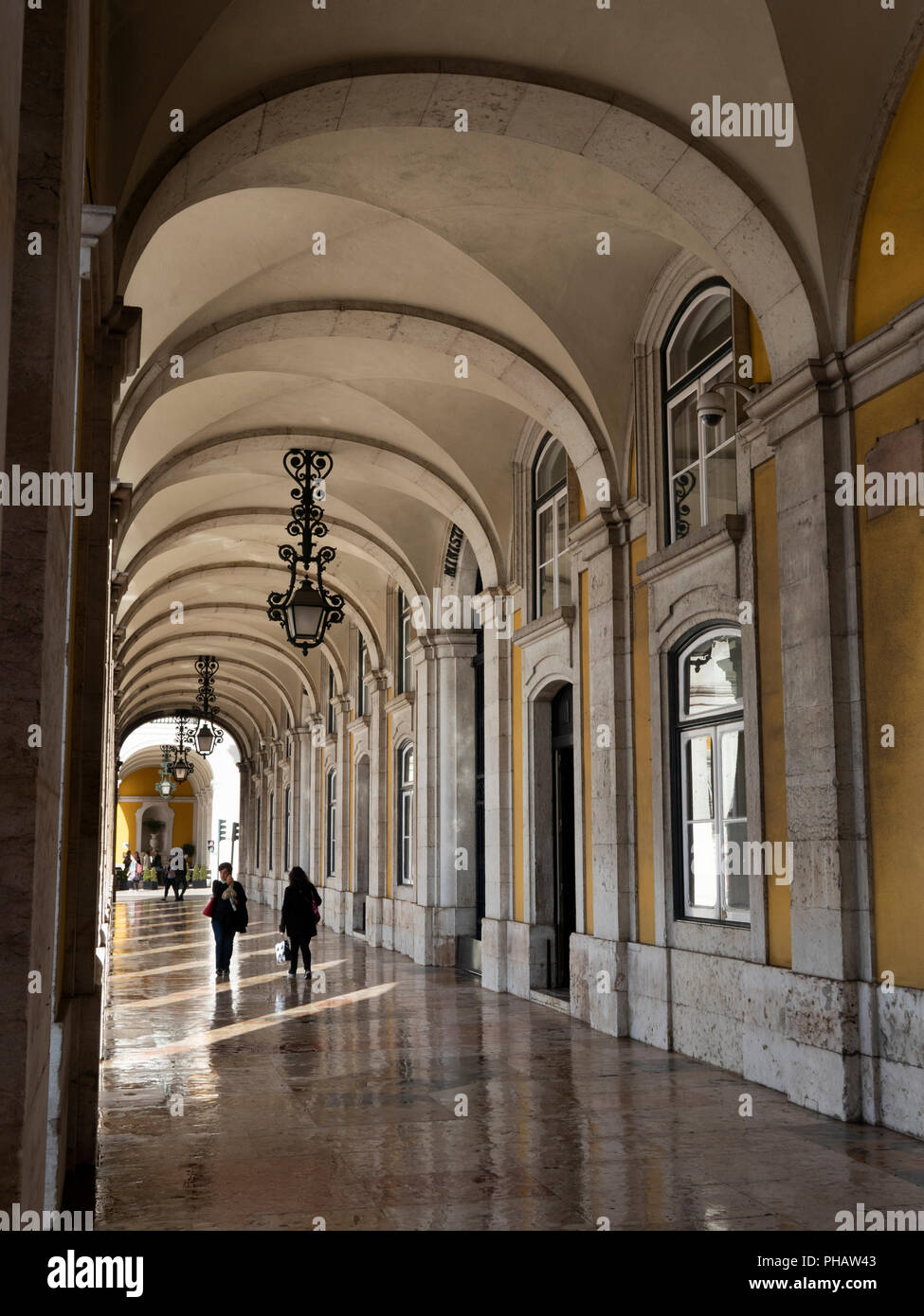 Il Portogallo, Lisbona, Rua Augusta, archi del Ministero della giustizia da sotto l'Arco de Rua Agusta Foto Stock