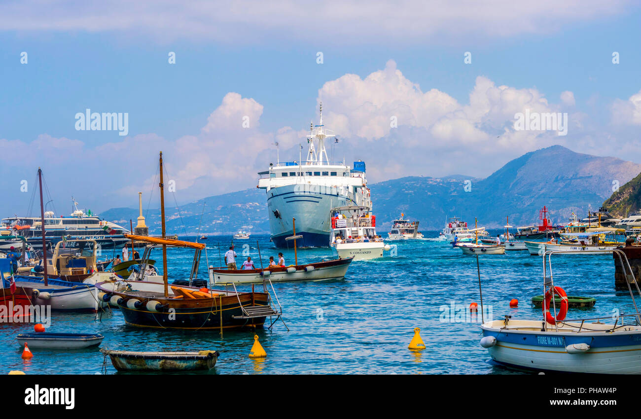 Occupato del traffico marittimo, Car Ferry Boat in Marina Grande di Capri Boat, Campania, Italia Turismo Viaggi concetto Holiday Vacation miglior vita impegnata al porto dei traghetti sail Foto Stock