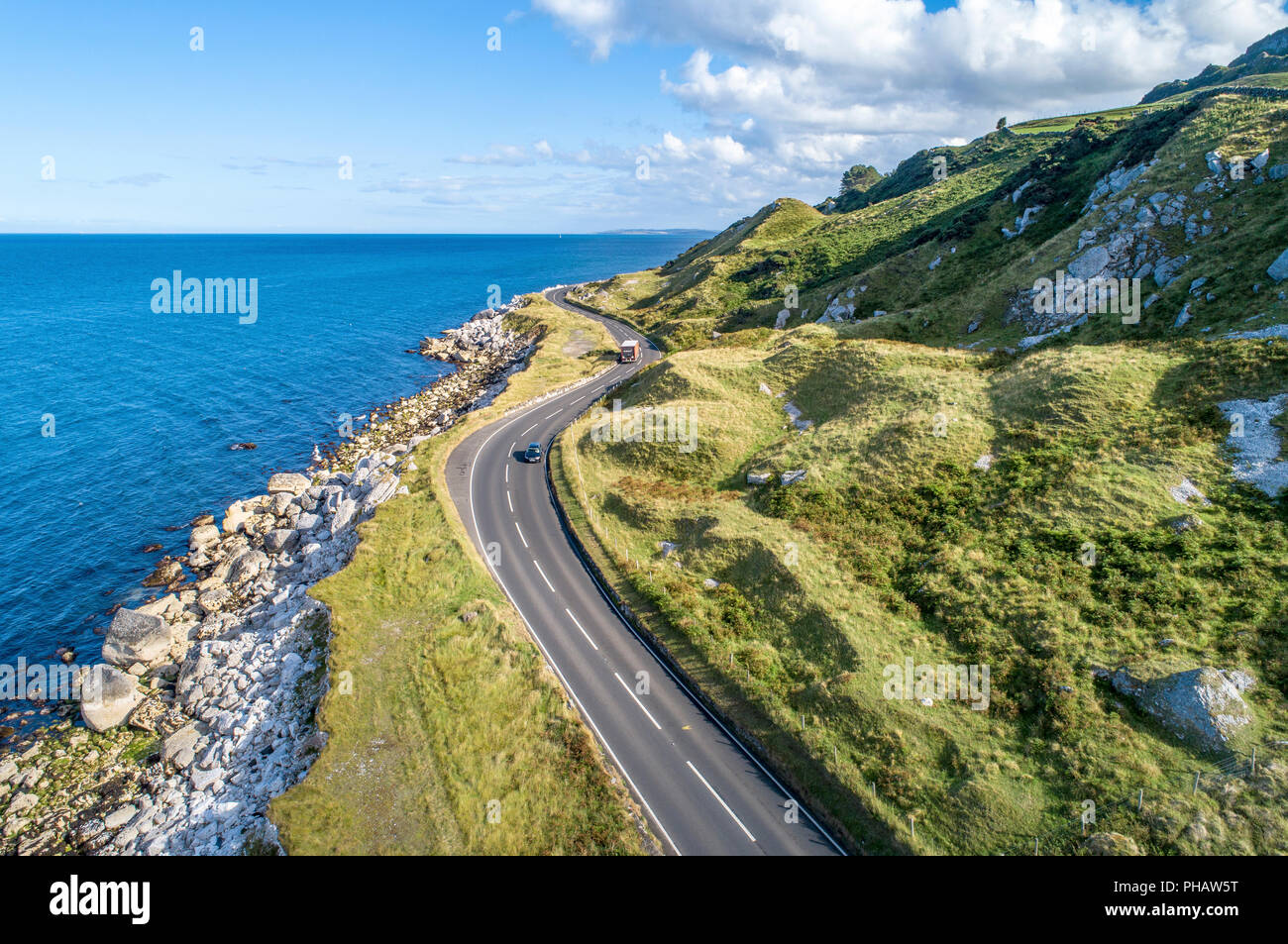 Causeway percorso costiero con vetture, a.k.a. Antrim strada costiera sulla costa orientale dell'Irlanda del Nord, Regno Unito. Foto Stock