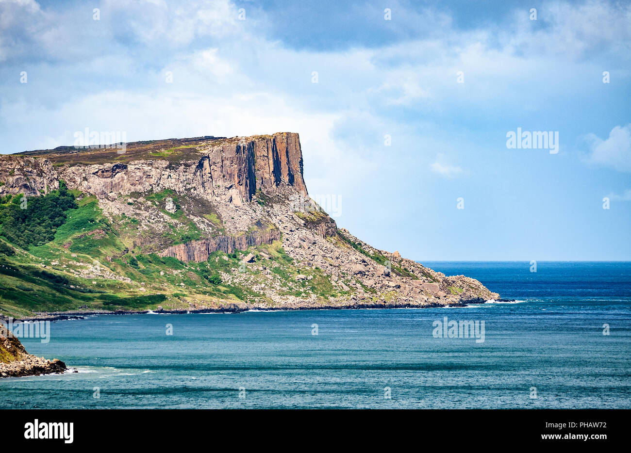 Fiera famosa scogliera di testa sulla costa settentrionale della contea di Antrim, Irlanda del Nord, Regno Unito. Foto Stock