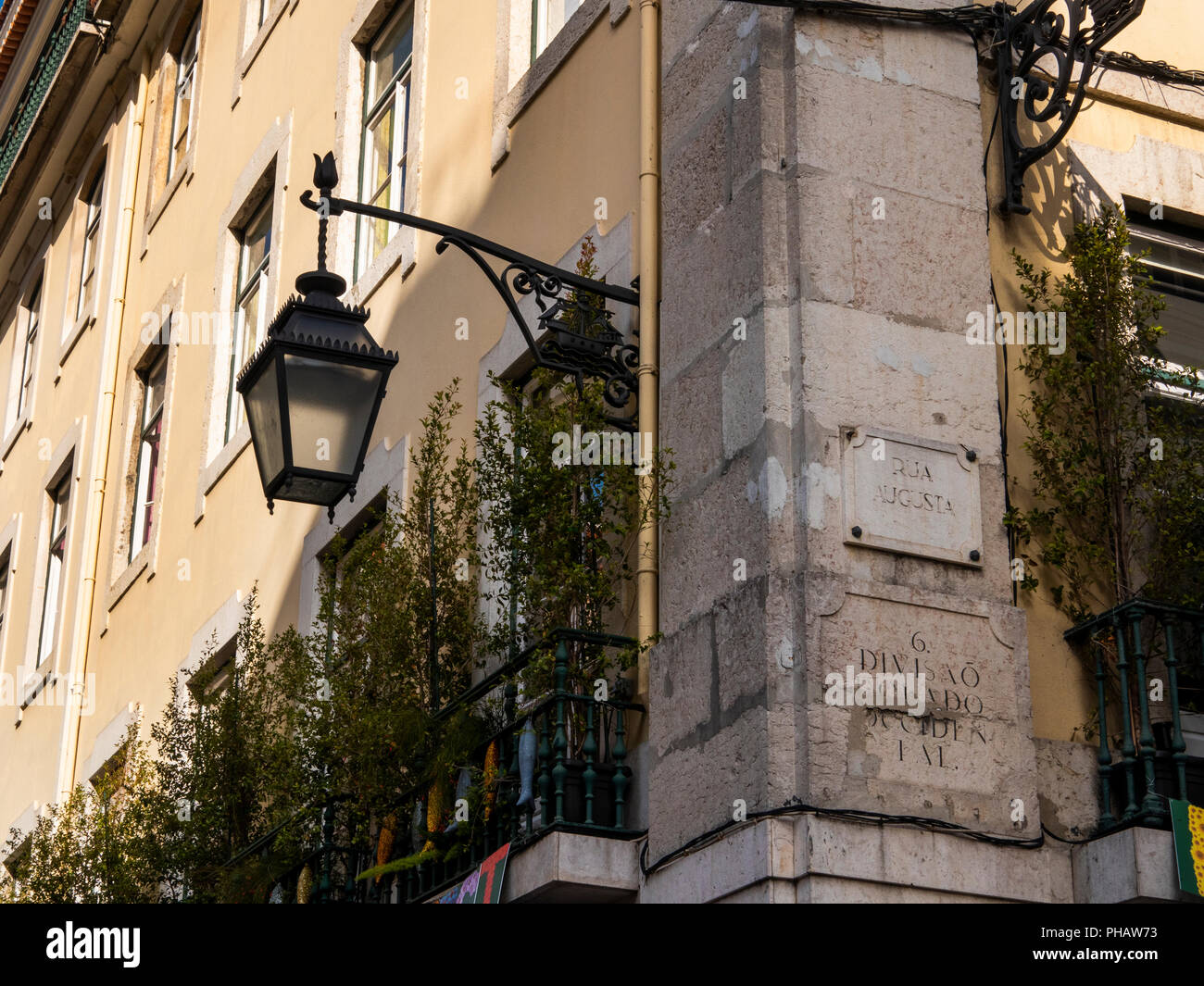 Il Portogallo, Lisbona, Rua Augusta, dettagli architettonici di street edificio ad angolo con la vecchia strada lampada Foto Stock