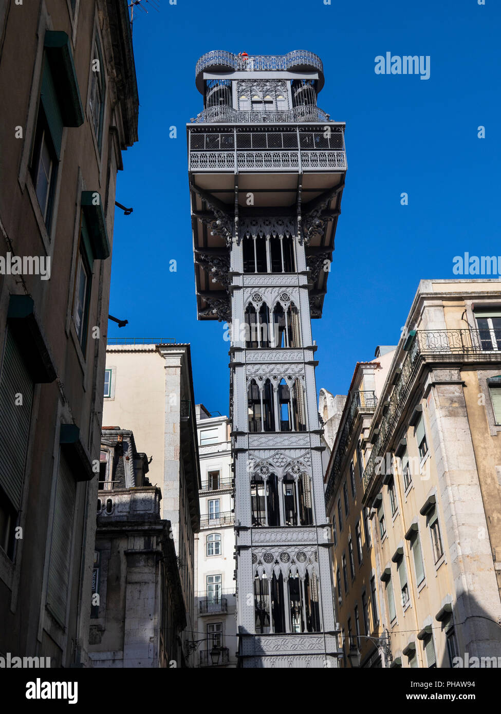 Il Portogallo, Lisbona, Rua do Ouro, Elevador de Santa Justa, struttura in ghisa con ascensore di Largo do Carmo Foto Stock