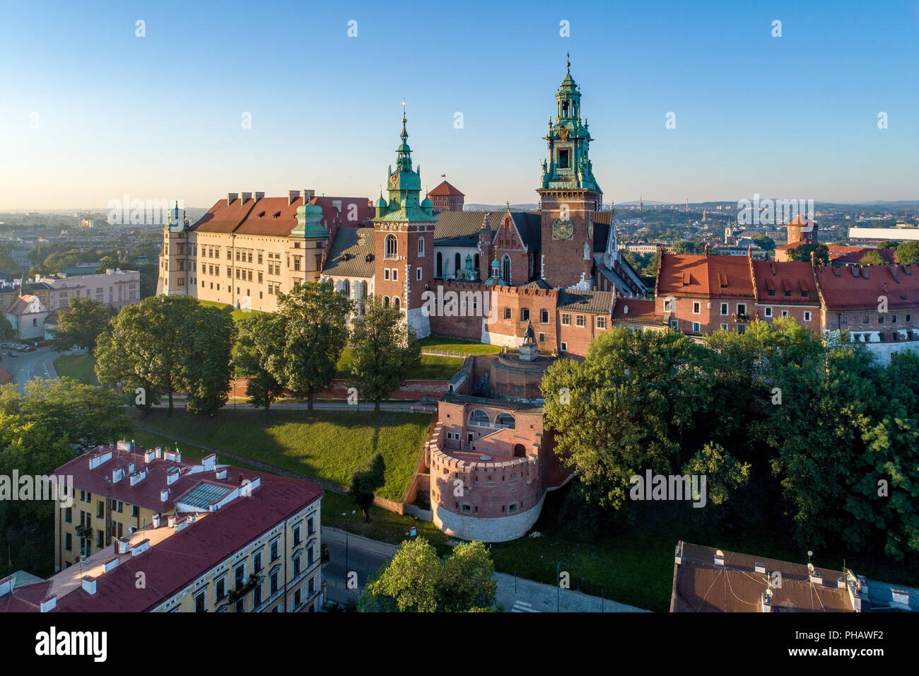 Storico castello reale di Wawel e Cattedrale di Cracovia, in Polonia. Vista aerea di sunrise luce nelle prime ore del mattino Foto Stock