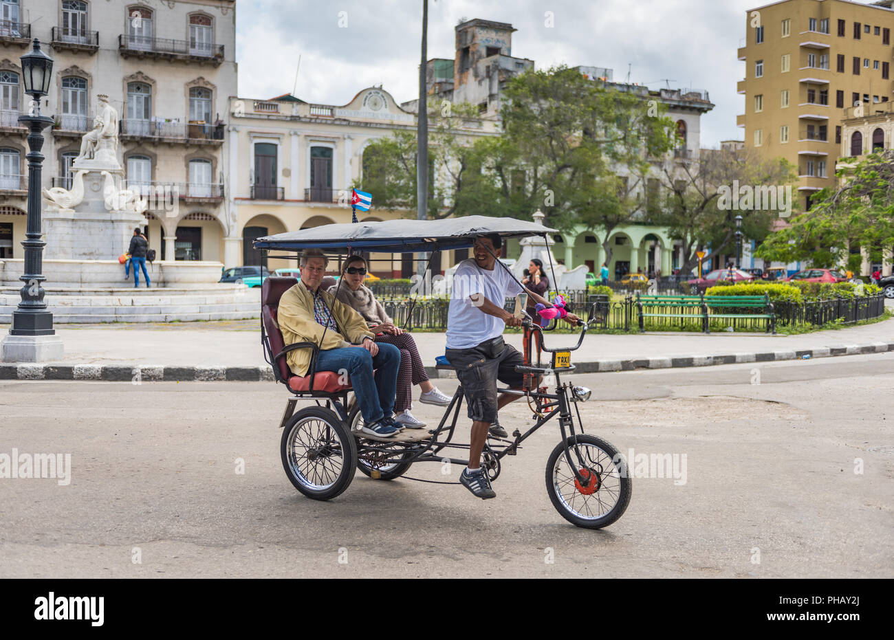 L'Avana, Cuba / Marzo 22, 2016: turisti visitare l'Avana Vecchia a bordo di un risciò bicicletta. Foto Stock