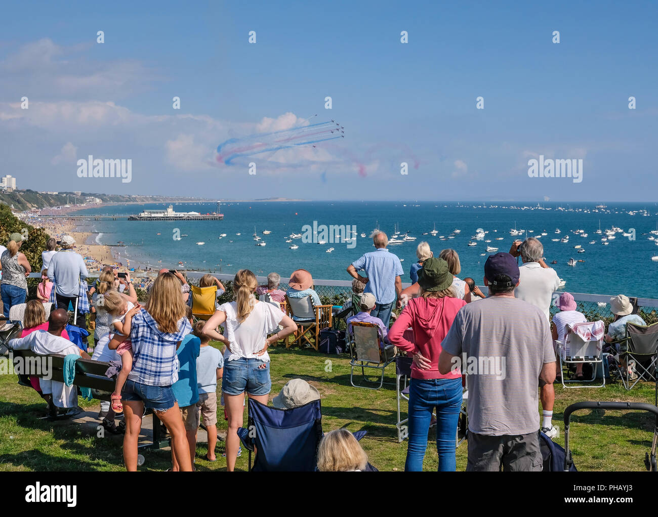 Bournemouth, Regno Unito, 31 Agosto, 2018. La folla guarda le frecce rosse display da West Cliff nella luce del sole. © dbphots/Alamy Live News Foto Stock