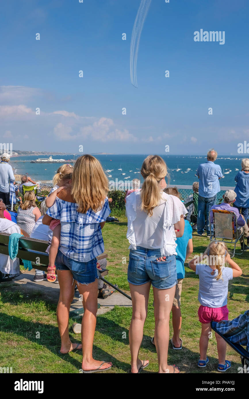 Bournemouth, Regno Unito, 31 Agosto, 2018. La folla guarda le frecce rosse display da West Cliff nella luce del sole. © dbphots/Alamy Live News Foto Stock