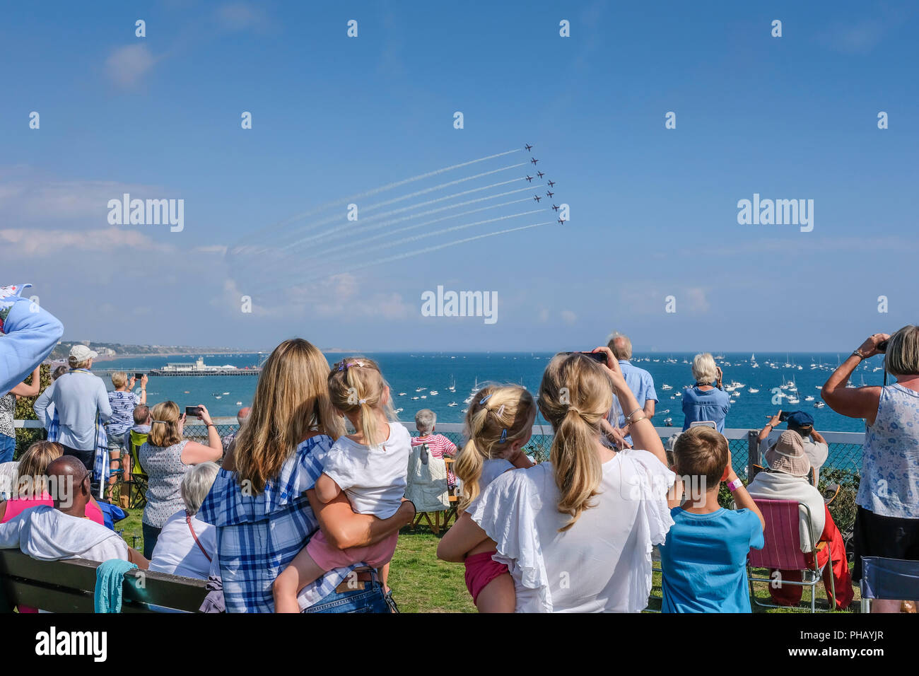 Bournemouth, Regno Unito, 31 Agosto, 2018. La folla guarda le frecce rosse display da West Cliff nella luce del sole. © dbphots/Alamy Live News Foto Stock