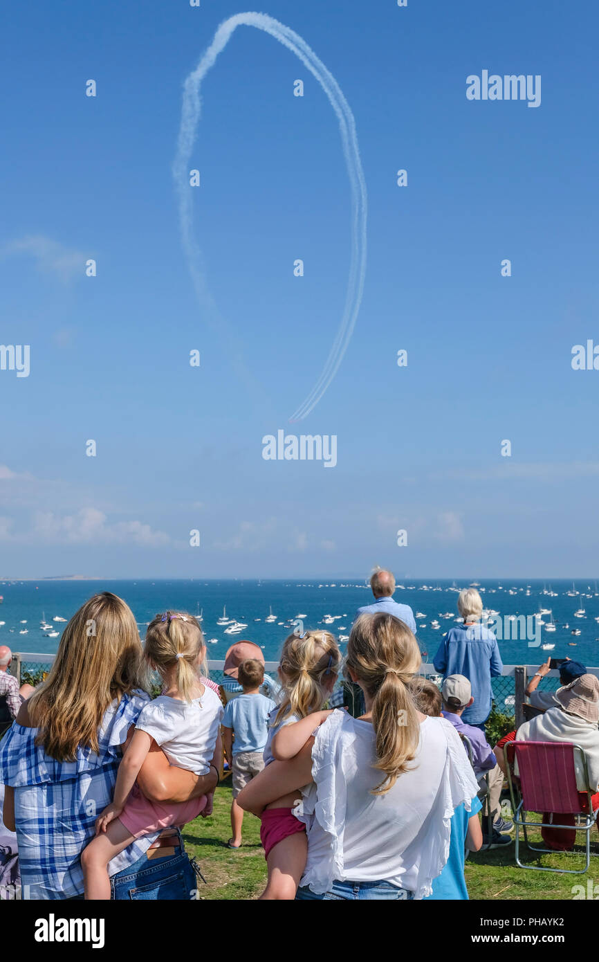 Bournemouth, Regno Unito, 31 Agosto, 2018. La folla guarda le frecce rosse display da West Cliff nella luce del sole. © dbphots/Alamy Live News Foto Stock