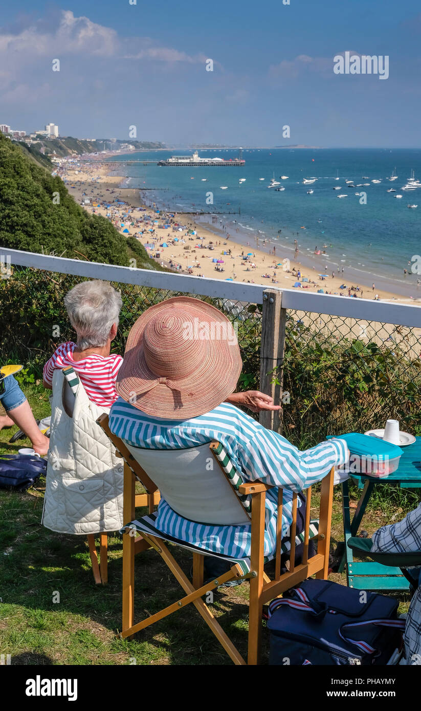 Bournemouth, Regno Unito, 31 Agosto, 2018. La folla guarda le frecce rosse display da West Cliff nella luce del sole. © dbphots/Alamy Live News Foto Stock