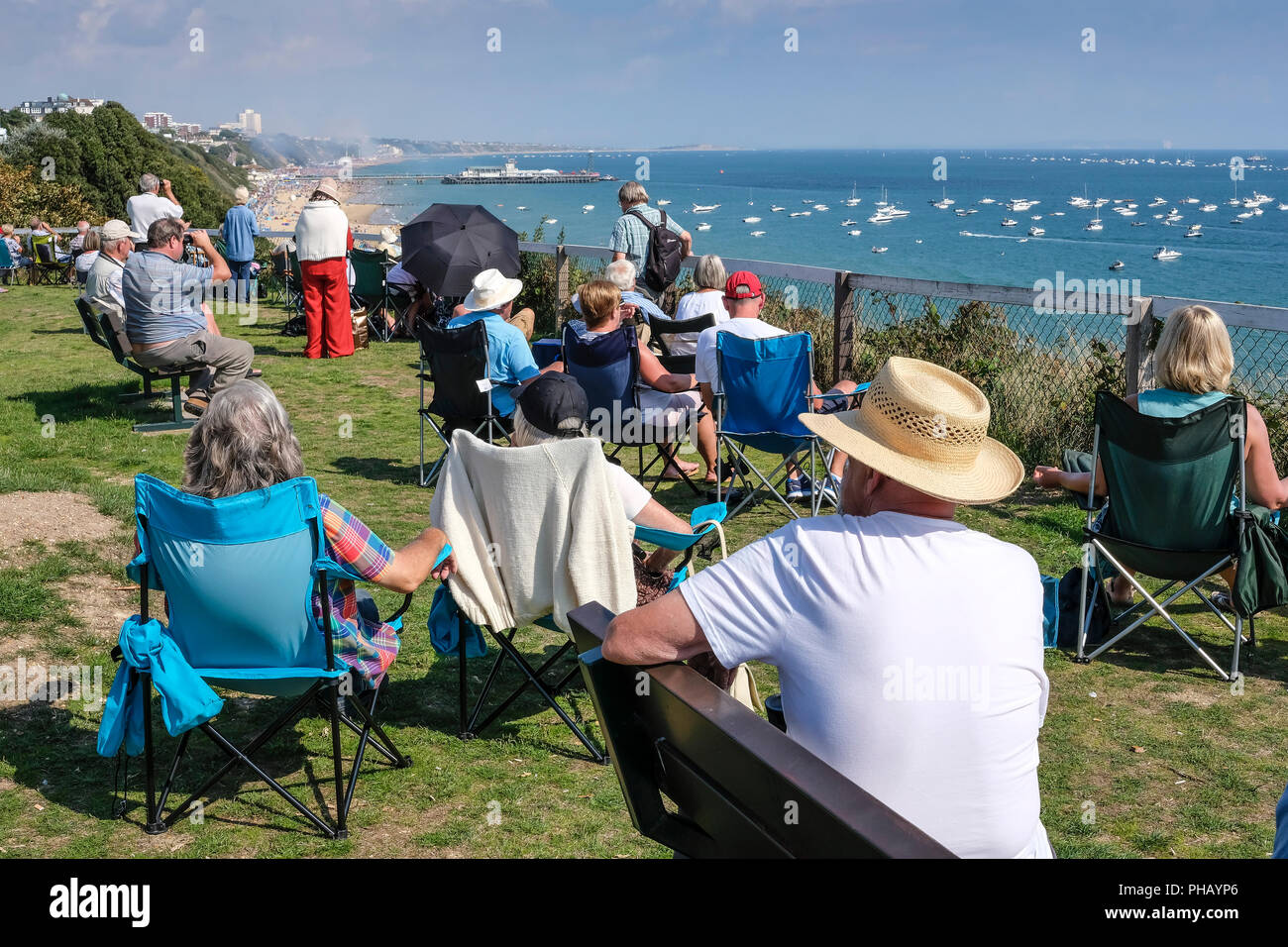 Bournemouth, Regno Unito, 31 Agosto, 2018. La folla guarda le frecce rosse display da West Cliff nella luce del sole. © dbphots/Alamy Live News Foto Stock