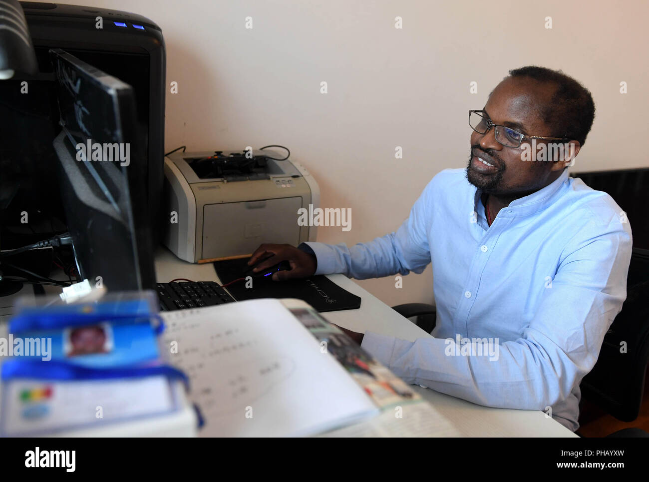 (180831) -- KUNMING, 31 Agosto, 2018 (Xinhua) -- Diarra funziona su un computer a casa di Kunming, a sud-ovest della Cina di Provincia di Yunnan, Agosto 28, 2018. Diarra Boubacar, nato nel 1964 in Mali dell Africa, è un medico di medicina tradizionale cinese (MTC). Egli è venuto in Cina per lo studio nel 1984 e ha raggiunto un grado di dottore in TCM. Da allora egli ha speso anni di viaggi in remote zone di montagna nel sud-ovest della Cina di Yunnan e aiutare gli abitanti dei villaggi locali con problemi di salute. Egli ha anche sollevato le forniture per le famiglie bloccato con la povertà. Diarra ha detto di essere molto ispirato dai cinesi team medico in Africa. Diarra Foto Stock