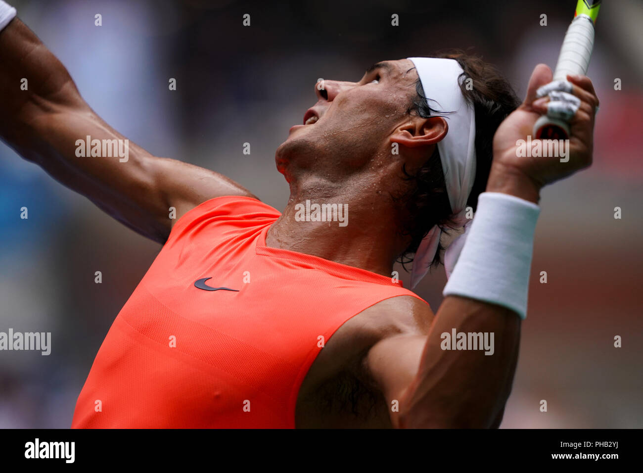 Flushing Meadows, New York - Agosto 31, 2018: US Open Tennis: numero 1seme Rafael Nadal che serve al suo avversario Karen Khachanov della Russia durante il loro terzo round corrisponde a US Open a Flushing Meadows, New York. Credito: Adam Stoltman/Alamy Live News Foto Stock