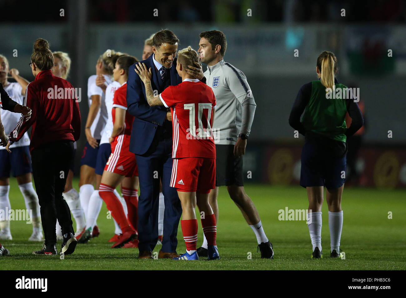 Inghilterra per donna team manager Phil Neville console Jessica Fishlock del Galles dopo il gioco. Le donne del Galles v Inghilterra donne, 2019 World Cup qualifier corrispondono a Rodney Parade di Newport , Galles del Sud Venerdì 31 agosto 2018. pic da Andrew Orchard/Alamy Live News Foto Stock