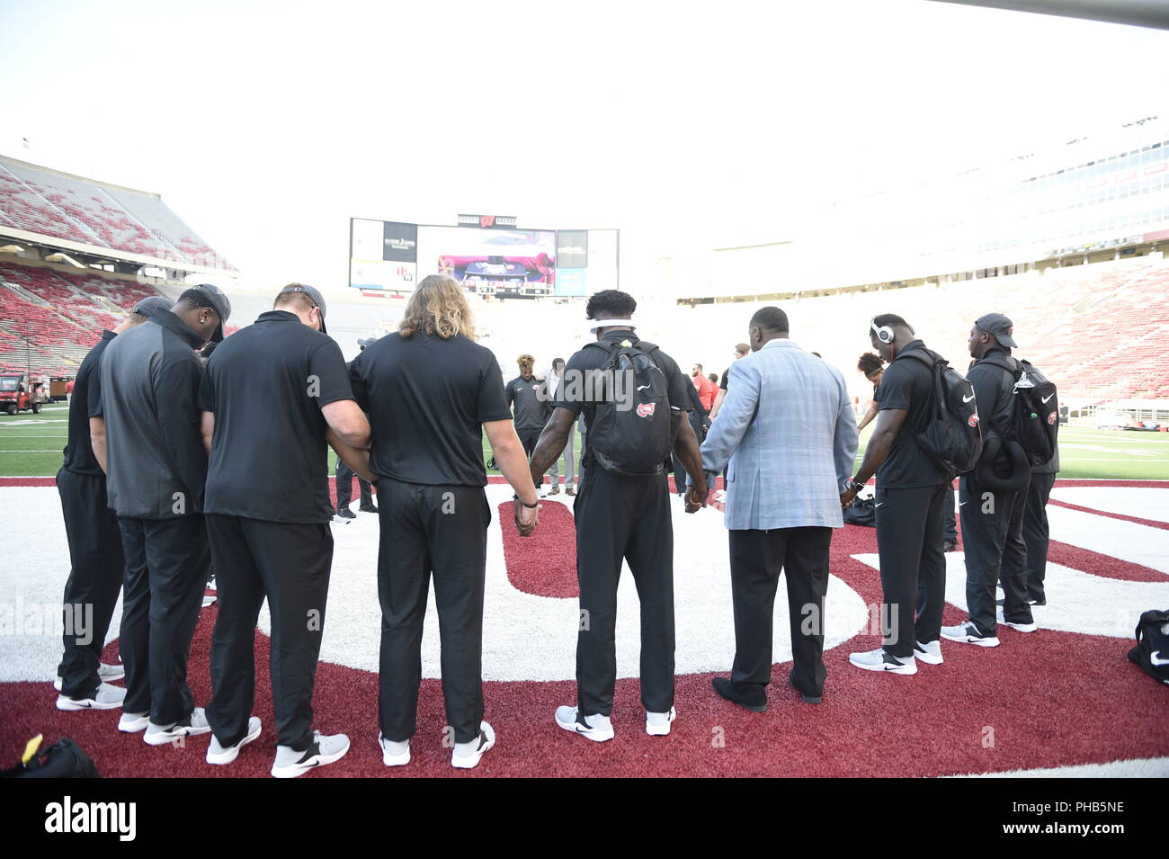 Agosto 31, 2018 WKU Hilltoppers prendere un momento prima del warm up di un NCAA Football gioco tra la Western Kentucky Hilltoppers e Wisconsin Badgers a Camp Randall Stadium di Madison WI Foto Stock