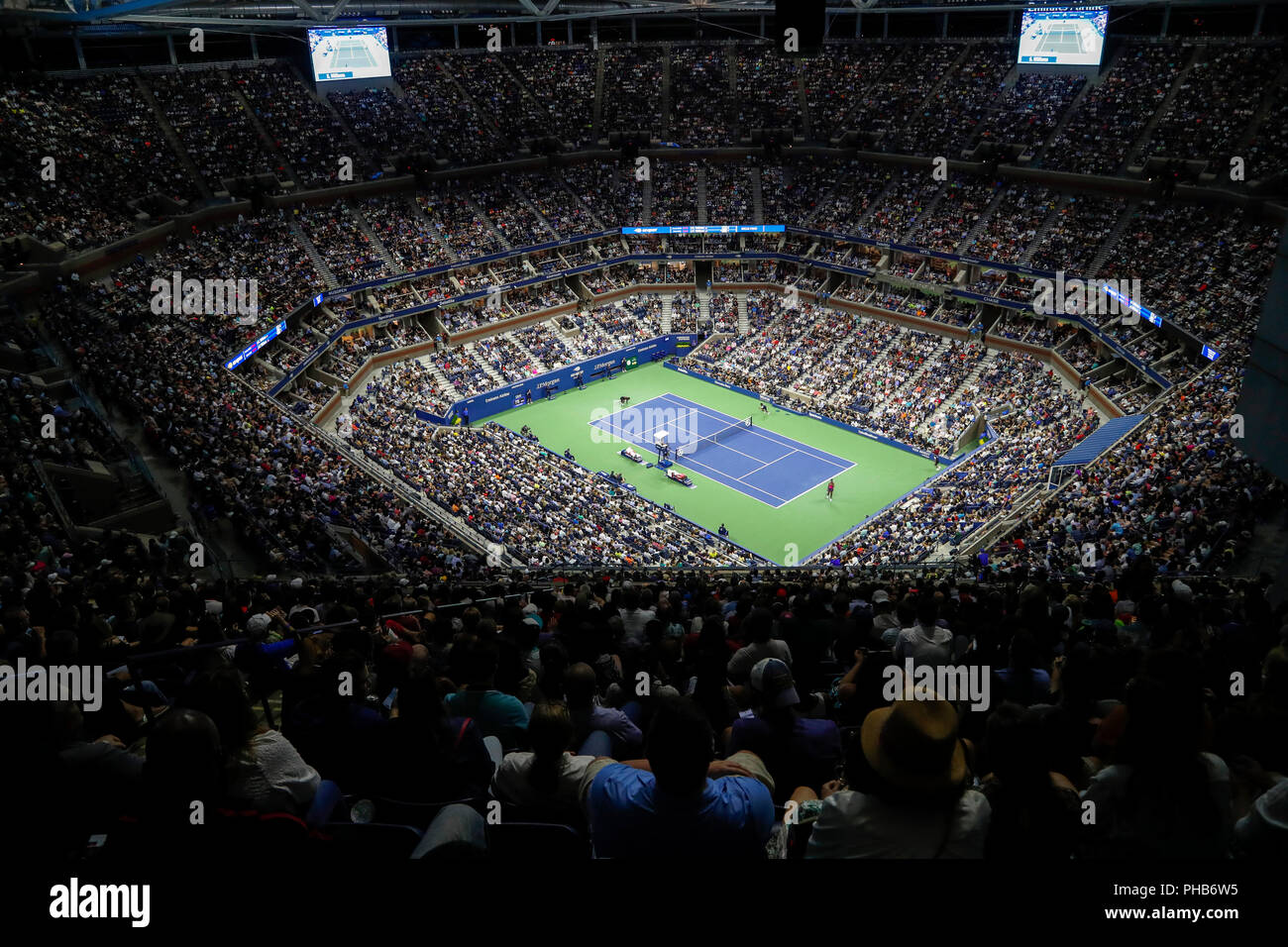 New York, Stati Uniti d'America. 31 Agosto, 2018. La gente guarda Serena Williams di Stati Uniti giocando contro Venus Williams durante le Donne Singoli Terzo turno corrispondere durante il 2018 US Open all'Arthur Ashe Stadium di New York, Stati Uniti, 31 Agosto, 2018. Serena Williams ha vinto 2-0. Credito: Li Muzi/Xinhua/Alamy Live News Foto Stock