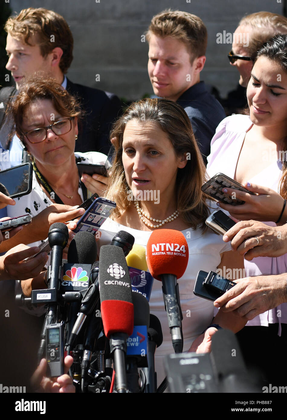 Washington, Stati Uniti d'America. 31 Agosto, 2018. Il Ministro degli Esteri del Canada Chrystia Freeland (C) parla ai giornalisti a Washington, DC, Stati Uniti, il 31 agosto, 2018. Stati Uniti Presidente Donald Trump ha notificato al congresso del suo intento a firmare un accordo di libero scambio con il Messico e con il Canada benvenuti a partecipare all'affare "se è disposto,' la Casa Bianca ha detto venerdì. L'annuncio è arrivato dopo gli Stati Uniti e il Canada non è riuscito a raggiungere un accordo il venerdì per sottoporre a revisione l'Accordo nordamericano di libero scambio (NAFTA) dopo giorni di intensi colloqui. Credito: Liu Jie/Xinhua/Alamy Live News Foto Stock