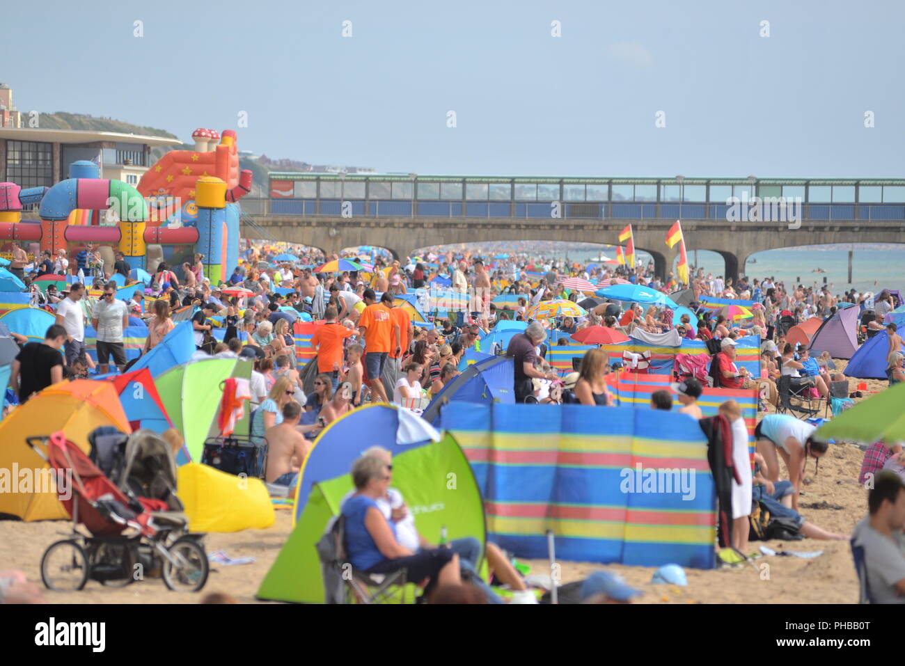 Bournemouth, Dorset, UK, Sabato 1st Settembre 2018, tempo: Caldo sole il primo giorno di autunno meteorologico sulla costa meridionale. La gente è impanata sulla spiaggia e ci si aspetta una grande folla oggi e domani per l'annuale Bournemouth Air Festival. Foto Stock