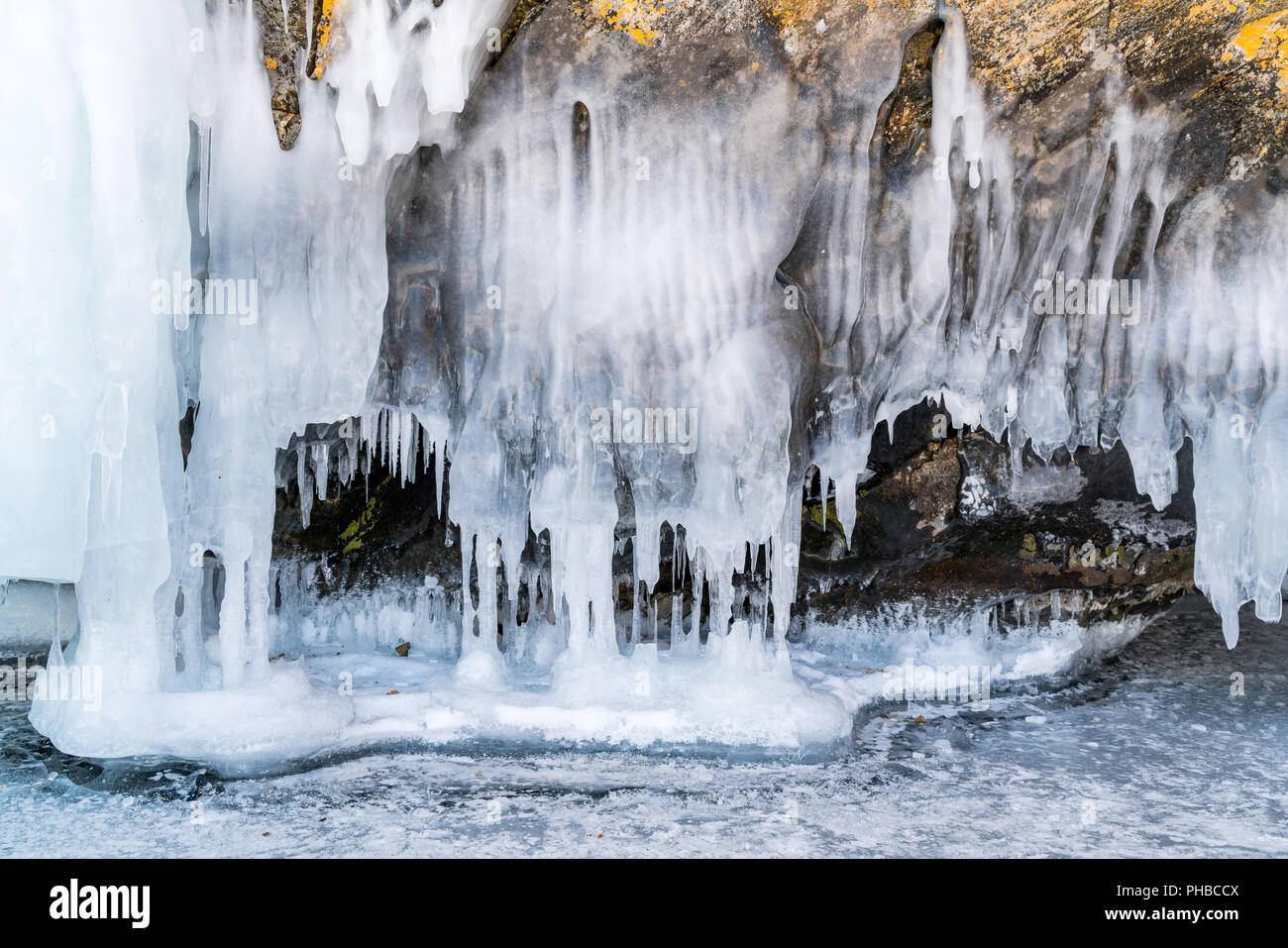 Ghiaccioli nella caverna di ghiaccio a isola rocciosa nel Lago Baikal Foto Stock