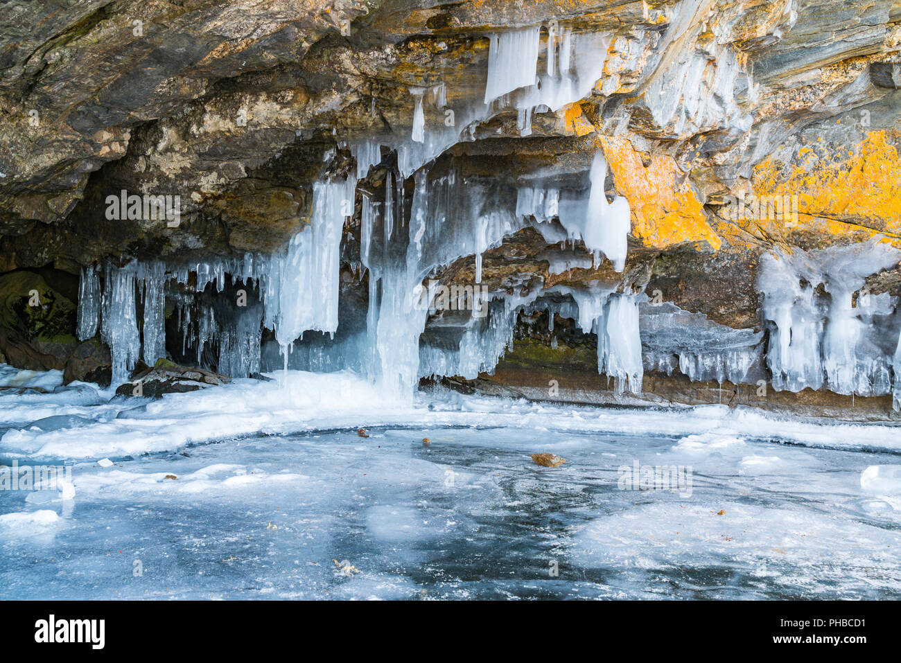 Vista della caverna di ghiaccio nel lago Baikal Foto Stock