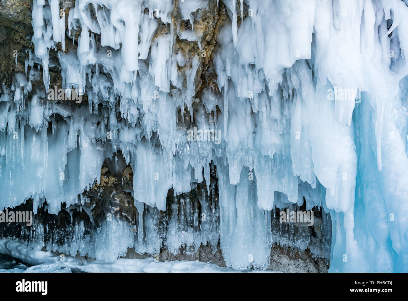 Vista di ghiaccioli nella caverna di ghiaccio a congelati Baikal Foto Stock