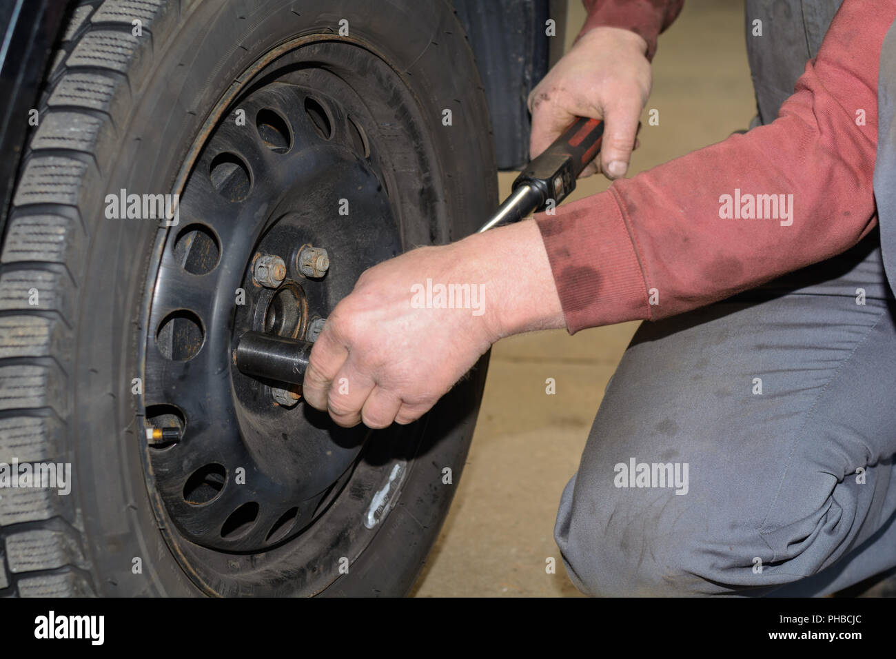 Modifiche meccaniche pneumatici per auto con una chiave dinamometrica Foto  stock - Alamy
