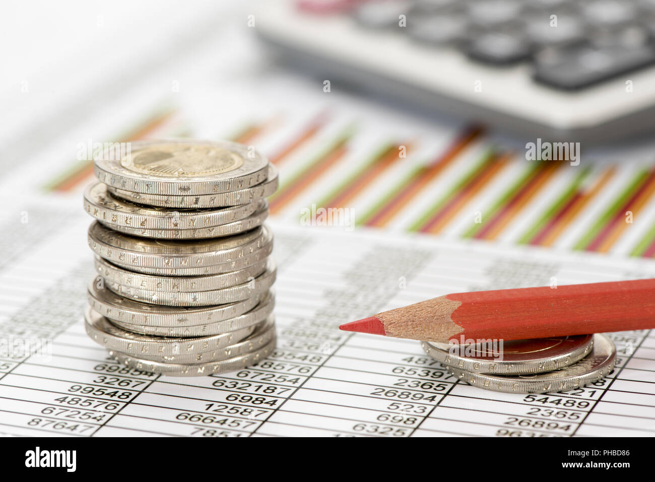 Impilati monete in euro con dati e grafico del mercato dei cambi Foto Stock