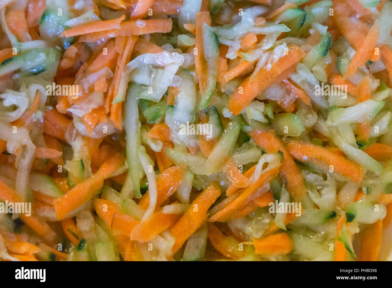 Fresco con insalata di cetrioli e carote sfondo Foto Stock