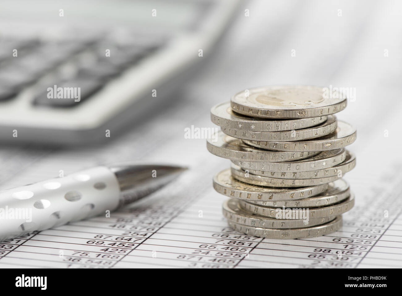 Impilati monete in euro con dati e grafico del mercato dei cambi Foto Stock