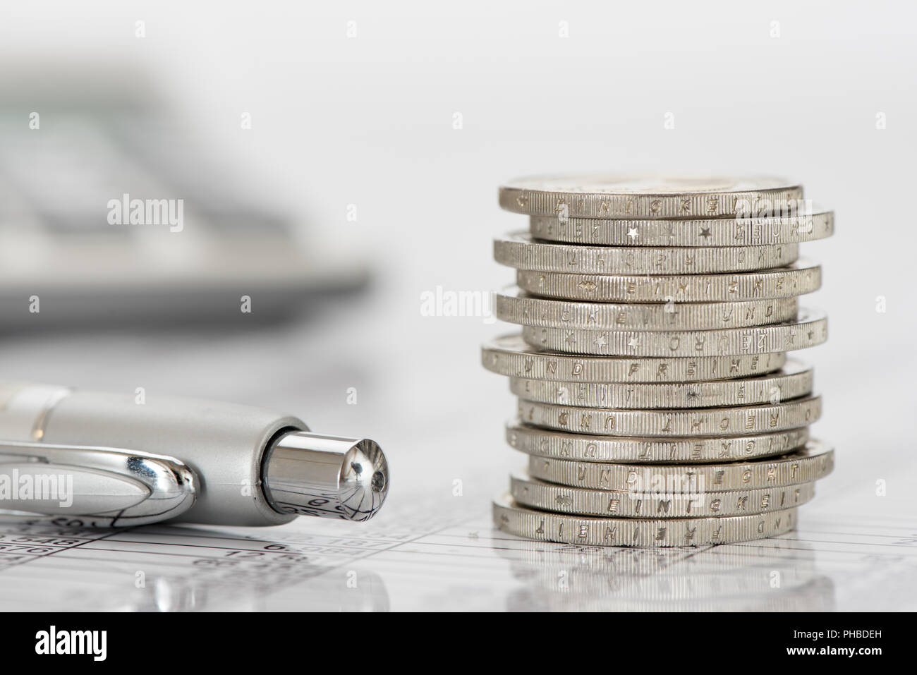 Impilati monete in euro con dati e grafico del mercato dei cambi Foto Stock