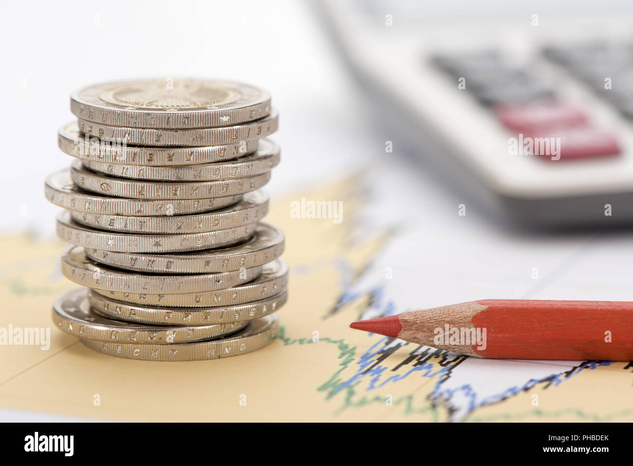 Impilati monete in euro con dati e grafico del mercato dei cambi Foto Stock