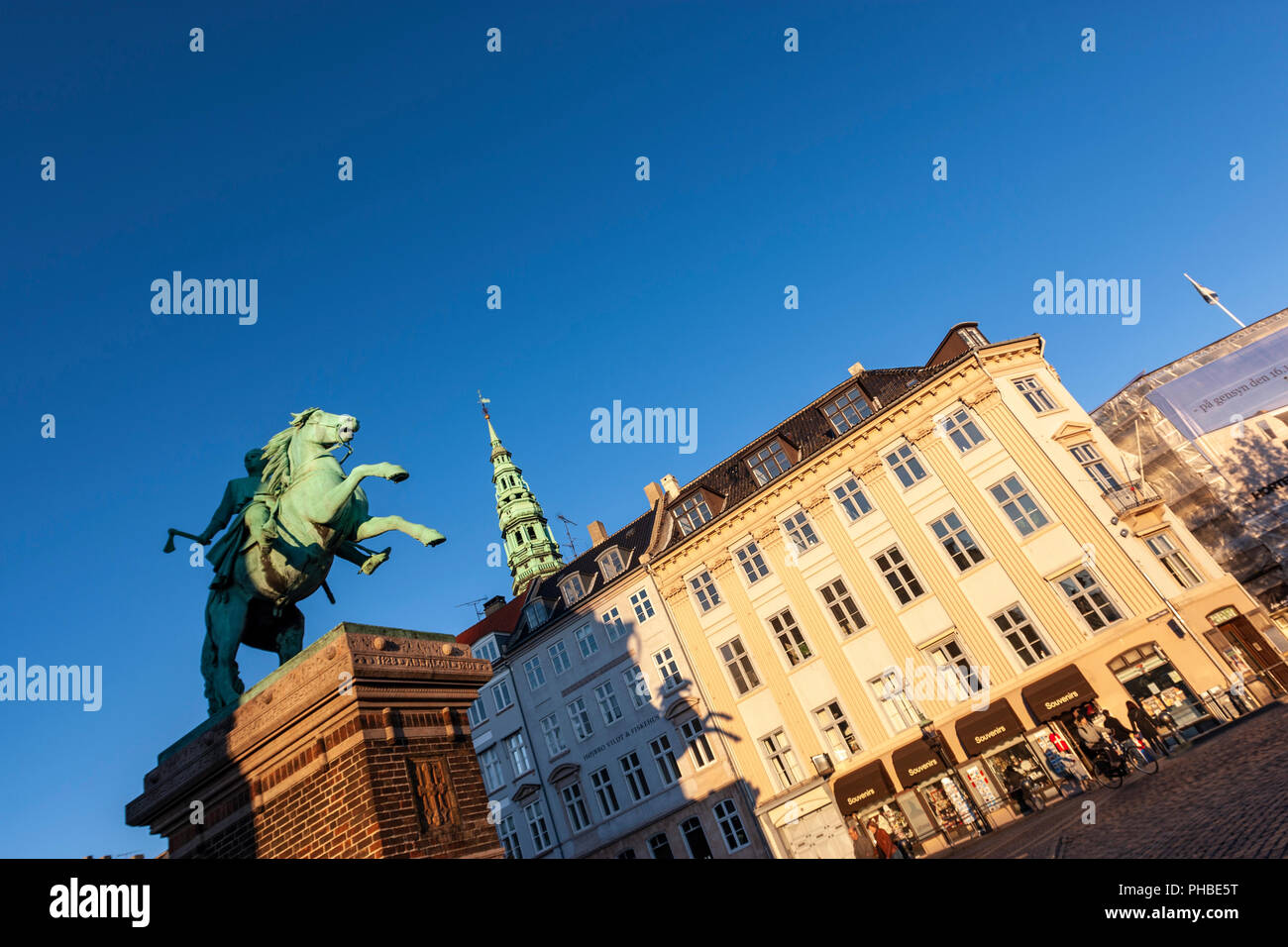 Statua equestre in bronzo di Absalon a Højbro Plads, Copenhagen, Danimarca Foto Stock