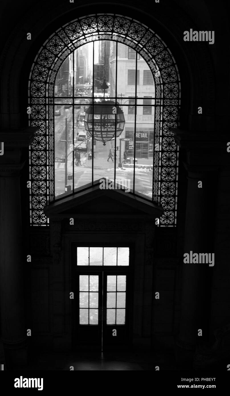 Ingresso alla Biblioteca Pubblica di New York il colpo da dentro e fuori Foto Stock