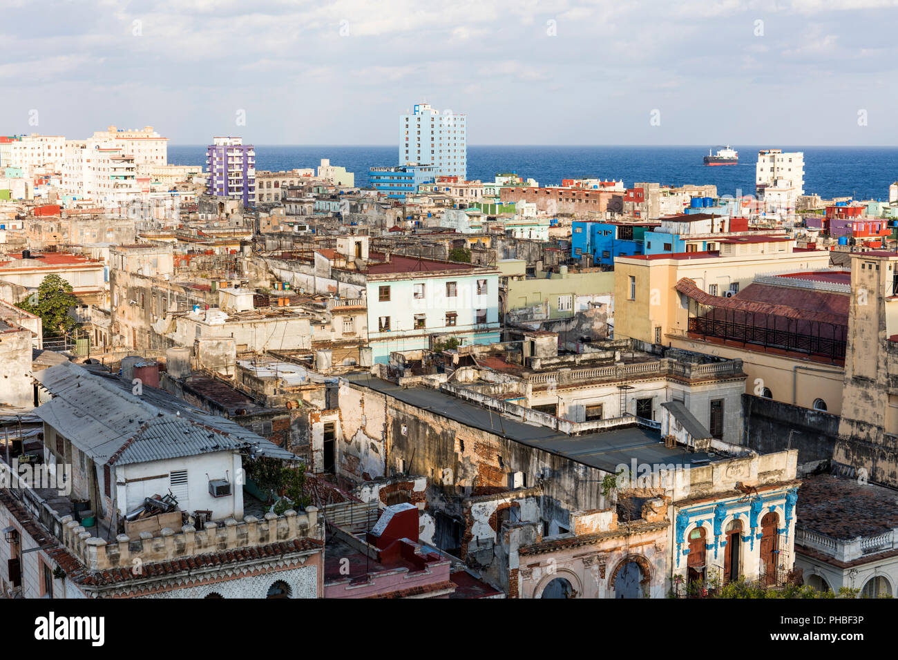 Vista sulla vecchia costruzione di tetti in Centro Habana e stretto di Florida, Havana, Cuba, West Indies, dei Caraibi e America centrale Foto Stock