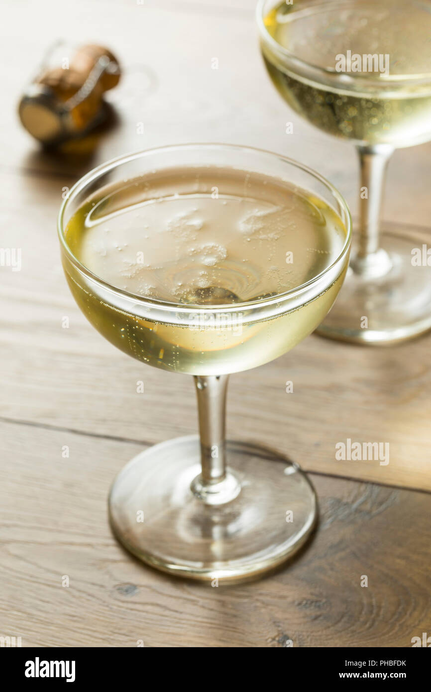 Bubbly Champagne vino in un vetro Coupe pronta da bere Foto Stock
