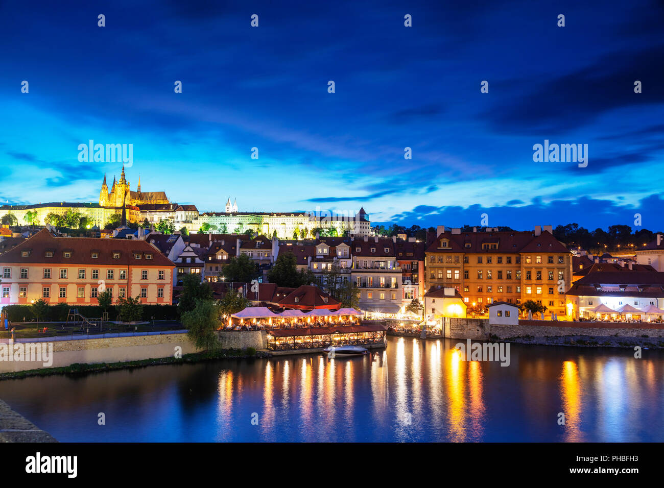 Il Castello di Praga e la Cattedrale di San Vito sopra il fiume Moldava, Praga, Sito Patrimonio Mondiale dell'UNESCO, Boemia, Repubblica Ceca, Europa Foto Stock