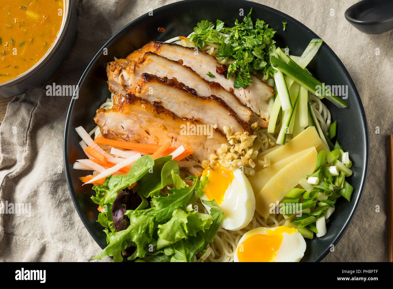 In casa non Mazemen brodo ramen con pancetta di maiale e verdure Foto Stock