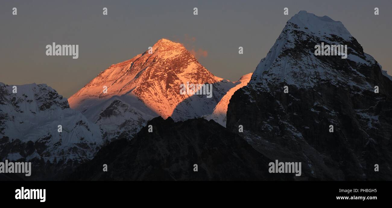 Luminosa accesa Mount Everest Foto Stock