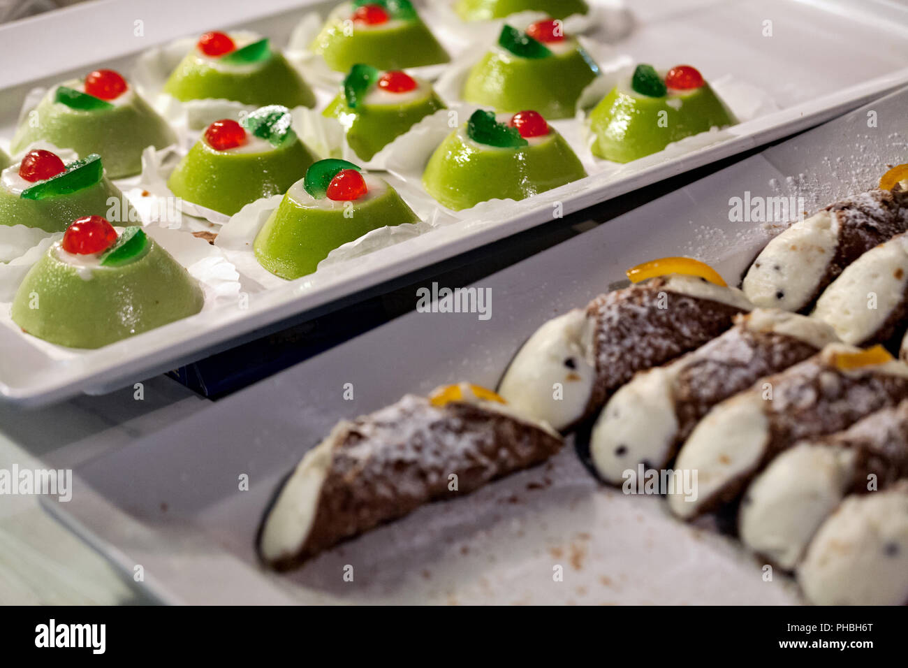 Cassata siciliana e i cannoli Foto Stock