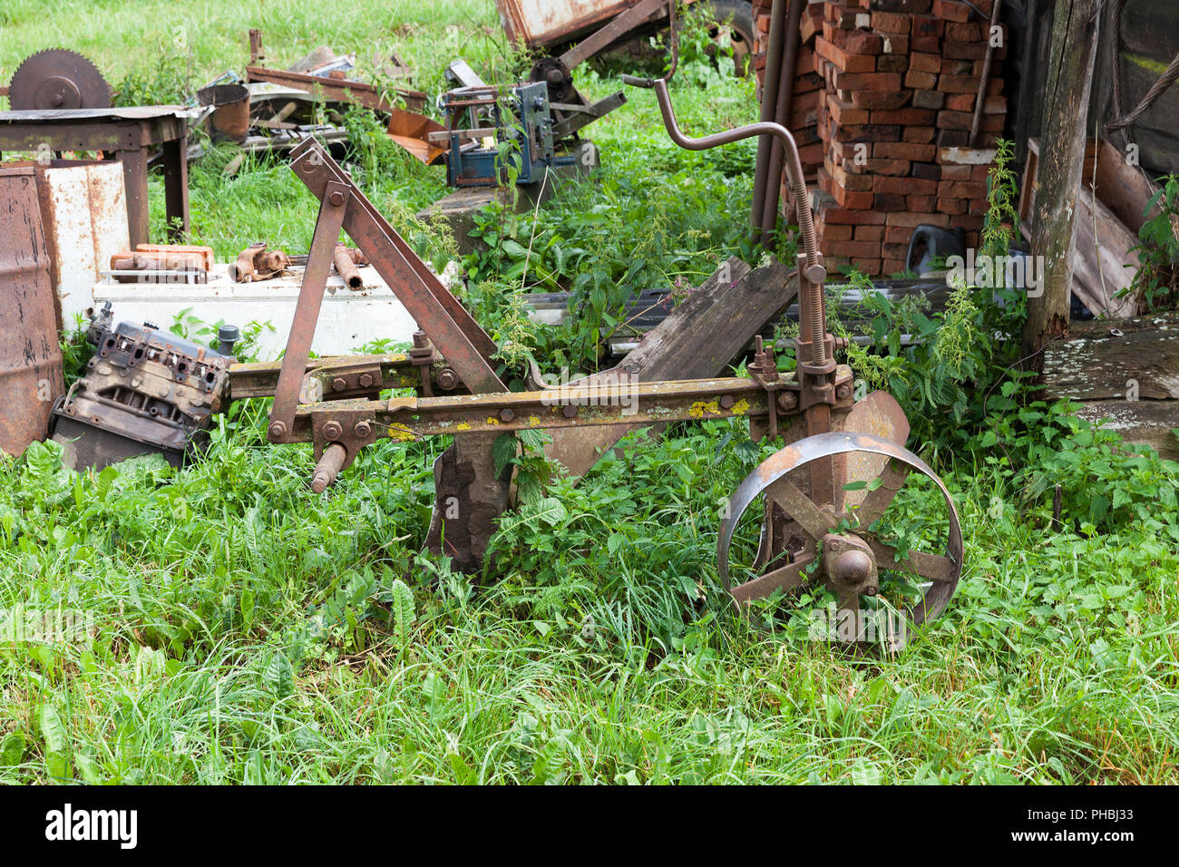Parte del vecchio rimorchio e strutture metalliche utilizzate nelle zone rurali per lavorare in agricoltura, primo piano Foto Stock